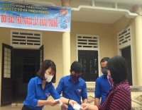 Thanh niên Quảng Trị đổi rác thải nhựa lấy khẩu trang phòng Covid-19