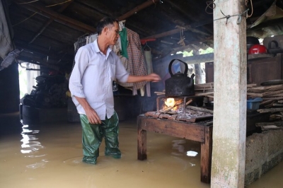 10 ngày ngâm nước của người dân rốn lũ